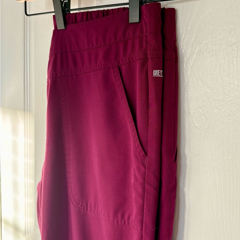 Grey’s Anatomy Scrub Set - Women’s Maroon V-neck top and Pants Medium - Picture 10 of 14